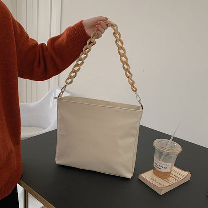 アクリルチェーン装飾 ショルダーバッグ 通勤・通学向け 大容量 クロスボディ スタイリッシュ レディースバッグ