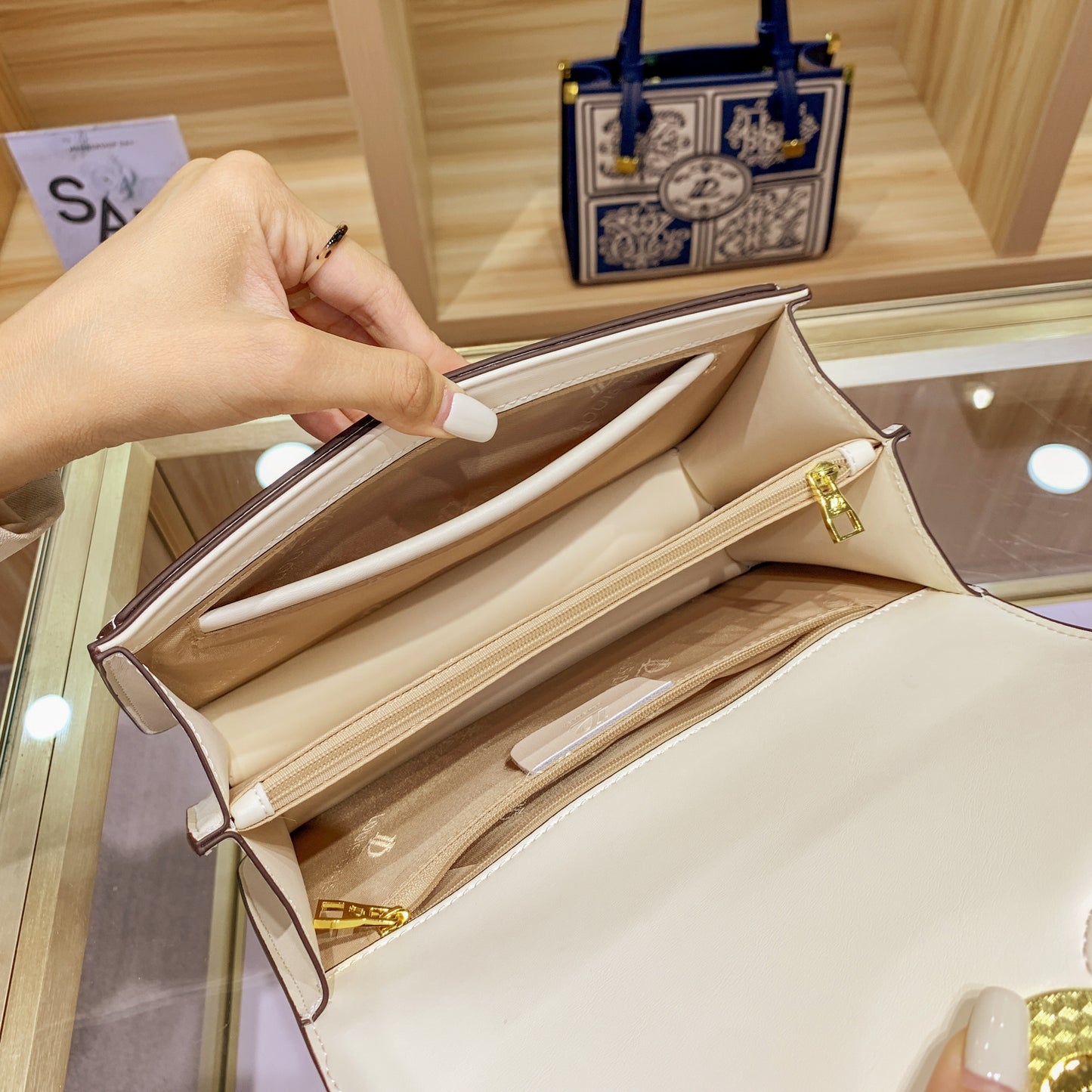 モノグラム型押し ショルダーバッグ エレガント レザー調 ファスナー クロスボディ チェーンフラップ 脇掛けミニバッグ