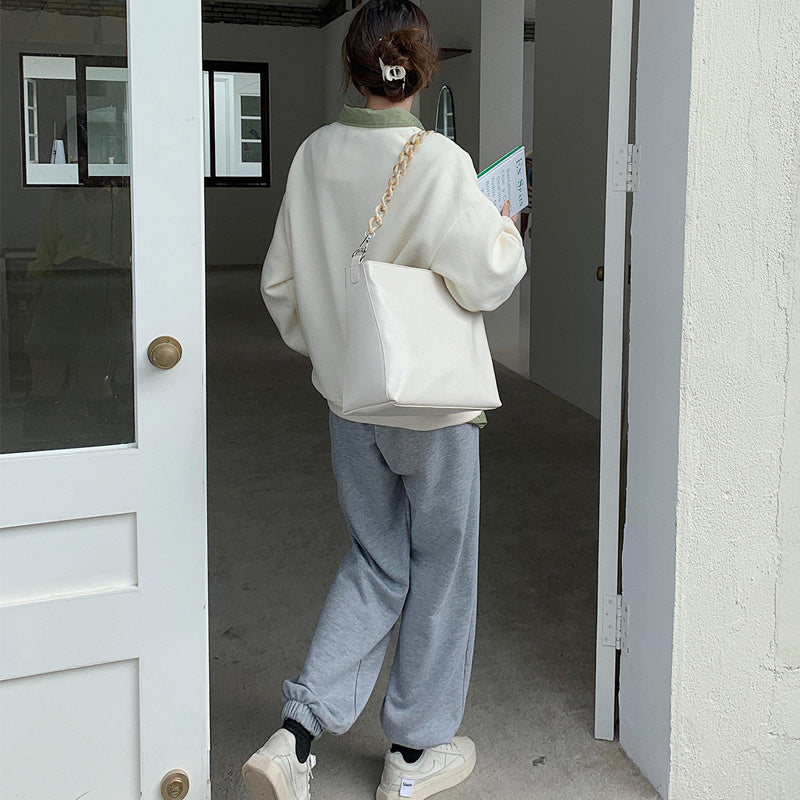 アクリルチェーン装飾 ショルダーバッグ 通勤・通学向け 大容量 クロスボディ スタイリッシュ レディースバッグ