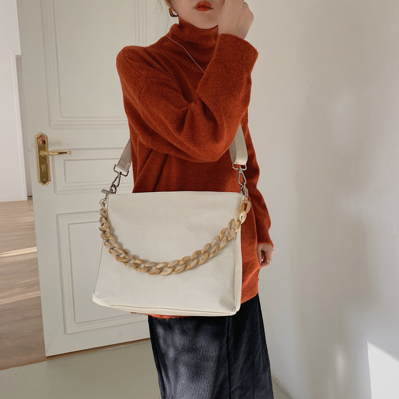 アクリルチェーン装飾 ショルダーバッグ 通勤・通学向け 大容量 クロスボディ スタイリッシュ レディースバッグ