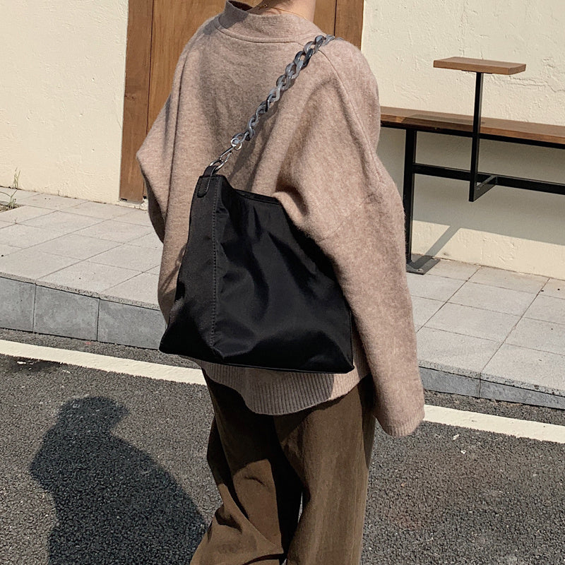 アクリルチェーン装飾 ショルダーバッグ 通勤・通学向け 大容量 クロスボディ スタイリッシュ レディースバッグ